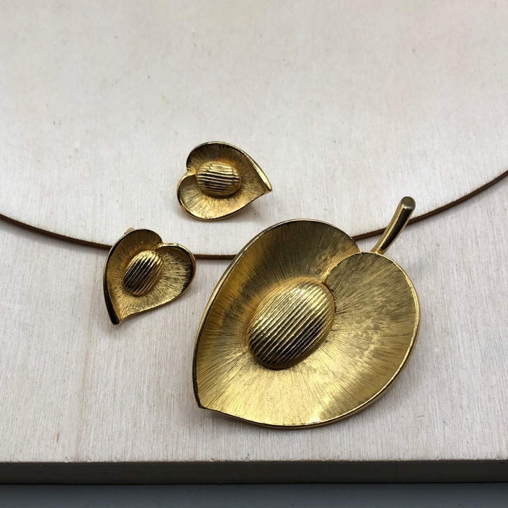 Vintage brushed gold jewelry set brooch and clip on earrings leafy flower dressy